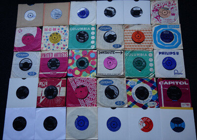 Job lot 30x 7" singles 1960s - Kinks, Beach Boys, Dusty, Four Tops, Sandie etc