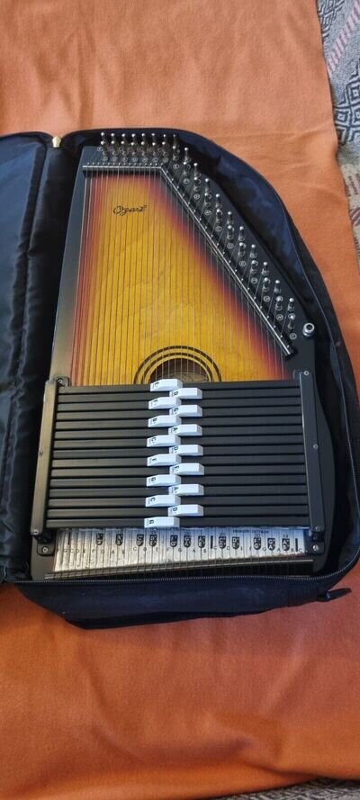 Auto Harp. Oscar Schmidt. Ozark Professional Harp. Good condition. Includes bag