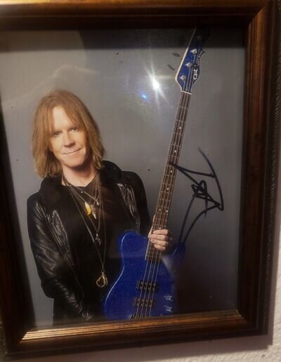 Tom HAMILTON AEROSMITH AUTOGRAPHED PICTURE !