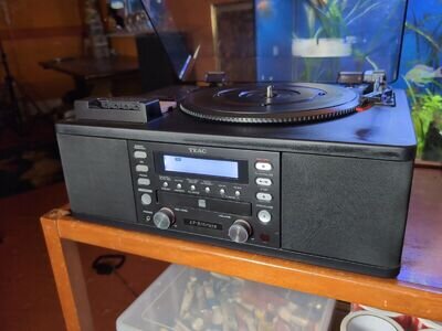 TEAC LP-R550 USB Vinyl and Cassette CopySystem Turntable CD Recorder AM/FM J84