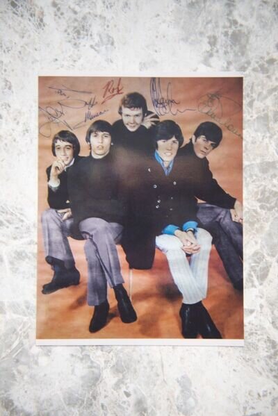 BEE GEES AUTOGRAPHED PHOTO ALL 5 MEMBERS -CIRCA 1970's-FEATURES COLIN AND VINCE