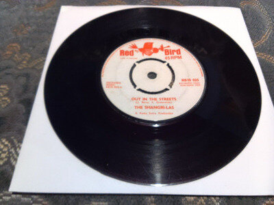 THE SHANGRI-LAS - OUT IN THE STREETS - 7" UK 1965 FULLY TESTED PLAYS EXCELLENT.