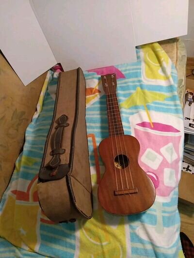 UKULELE & CASE 1930,s/40,s Era Rare Excellent UKULELE String Instrument