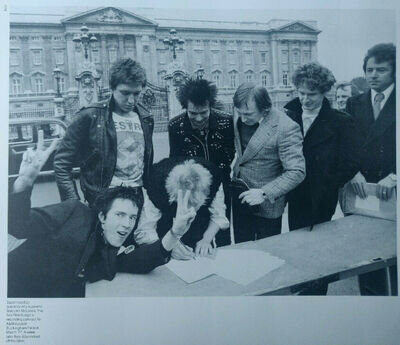 SEX PISTOLS - Magazine Picture / Mini-Poster - Buckingham Palace 1977 Punk RARE