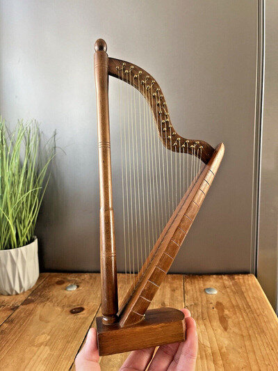 ANTIQUE / VINTAGE MINIATURE MODEL WOODEN OAK HARP MUSIC DISPLAY DESK GIFT ITEM