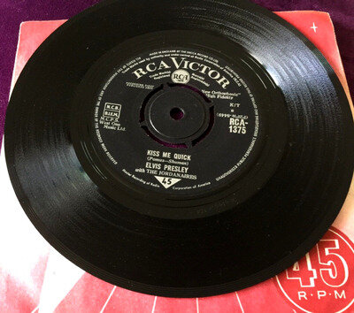 Elvis Presley - Kiss Me Quick / Something Blue - RCA 1375 - 1962 - Vinyl N/Mint