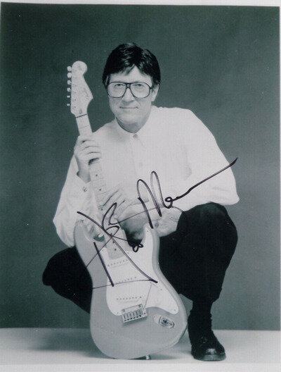 HANK MARVIN THE SHADOWS, AUTOGRAPHED 10 X 8 PHOTOGRAPH.